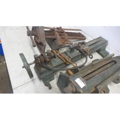 5030 - A 5 tonne welded bottle jack and a 3 tonne welded bottle jack* This lot is subject to VAT