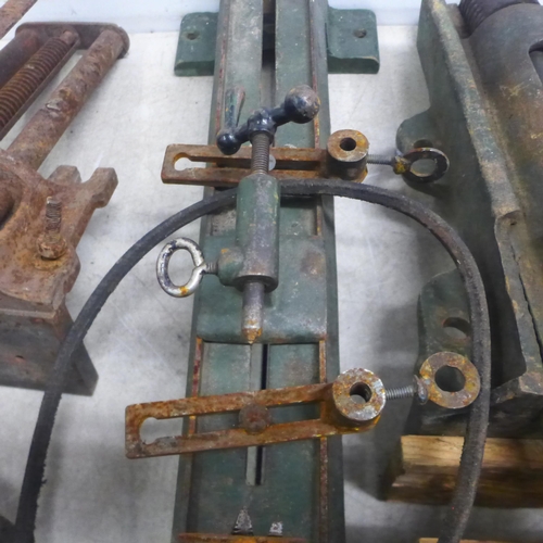 5030 - A 5 tonne welded bottle jack and a 3 tonne welded bottle jack* This lot is subject to VAT