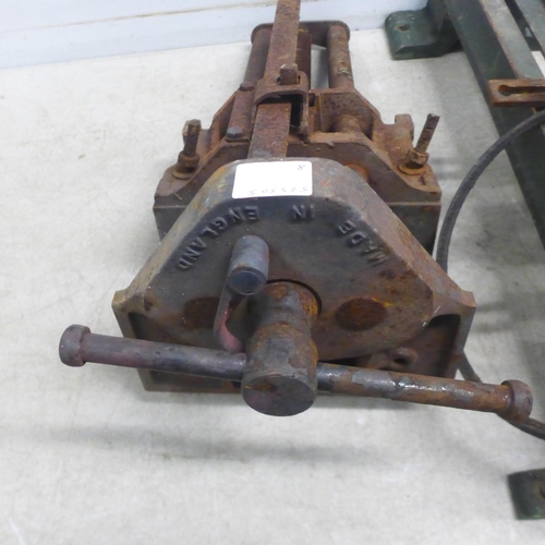 5030 - A 5 tonne welded bottle jack and a 3 tonne welded bottle jack* This lot is subject to VAT