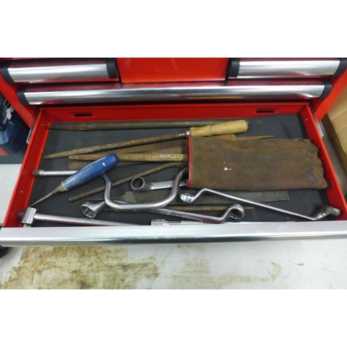 5010 - A red metal Clarke HD Plus 10 drawer tool chest ( missing one drawer) containing an assortment of to... 