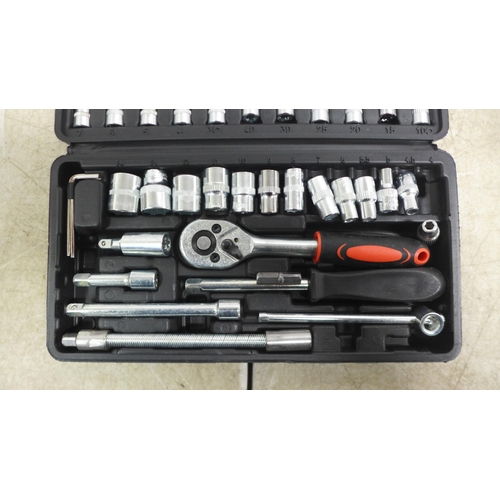 5017 - A 46 piece socket wrench set