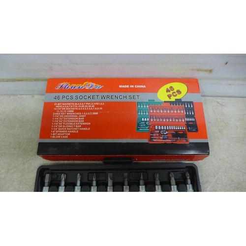 5017 - A 46 piece socket wrench set