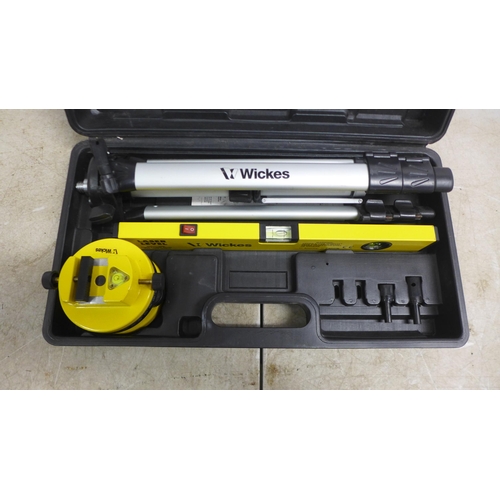 5040 - A Wickes Laser Level kit in case including laser, spirit level and tripod stand