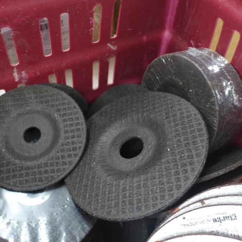 5054 - A large quantity of assorted masonry and metal cutting and grinding disks