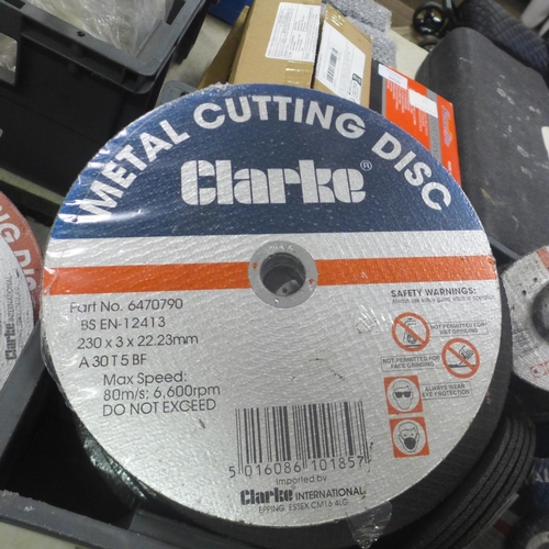 5056 - A large quantity of assorted masonry and metal cutting and grinding disks