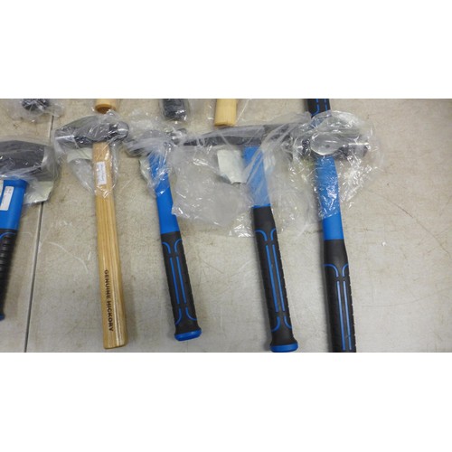 5008 - A box of 14 assorted hammers and mallets including lump hammers, rubber mallets, claw hammers, brick... 