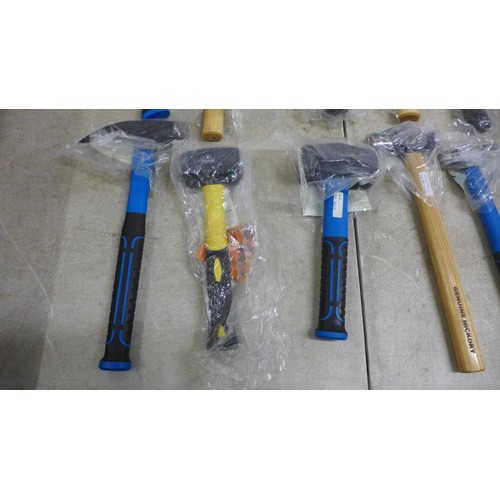 5008 - A box of 14 assorted hammers and mallets including lump hammers, rubber mallets, claw hammers, brick... 