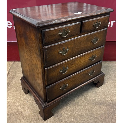 92 - A small Ipswich oak chest of drawers