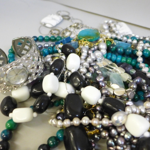 2060 - A collection of bead and other costume jewellery