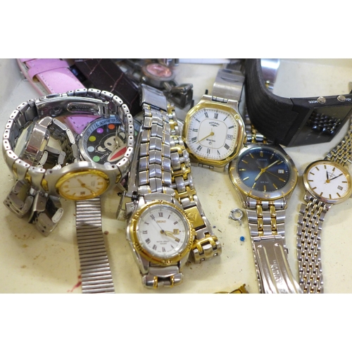 2061 - A collection of wristwatches including Accurist, Seiko, Citizen, etc.