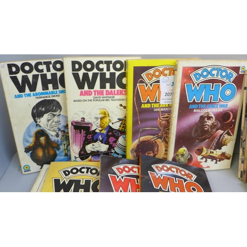 2078 - A collection of story books, Commando, (21), Doctor Who, (11), Starblazer and Danger Ahead, 34 in to... 