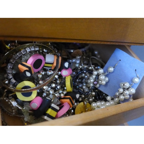 2092 - A large collection of costume jewellery in a wooden sewing box