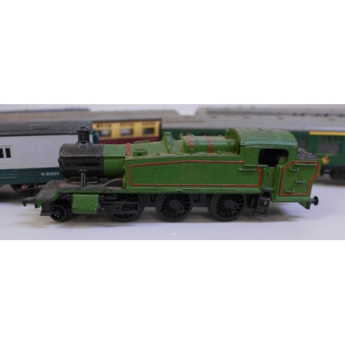 2098 - A model static railway locomotive and seven OO gauge model railway coaches