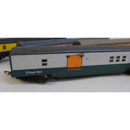 2098 - A model static railway locomotive and seven OO gauge model railway coaches