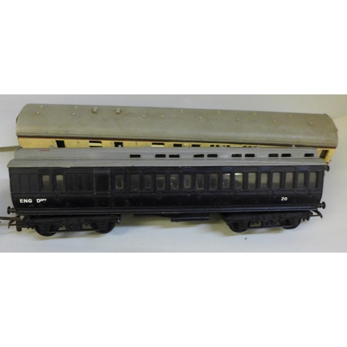 2098 - A model static railway locomotive and seven OO gauge model railway coaches