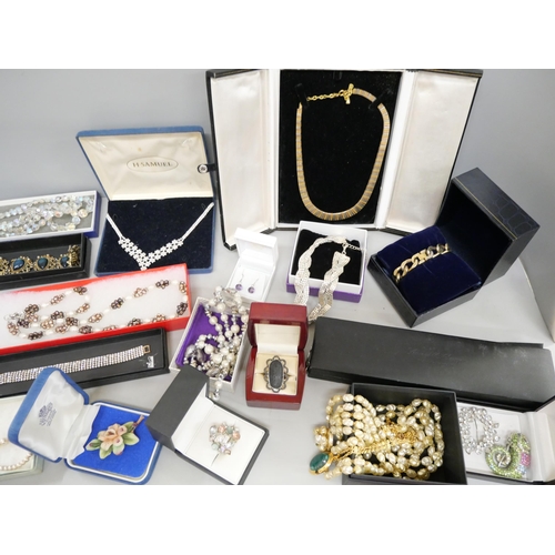 2118 - A collection of jewellery, boxed