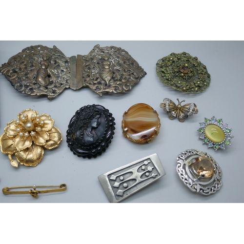 2181 - A collection of costume brooches and a buckle, one brooch lacking pin