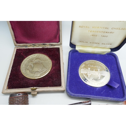 2190 - Assorted items; a World War I Victory medal to J. Martin FMN. M.F.A., cheroot holders including Vict... 