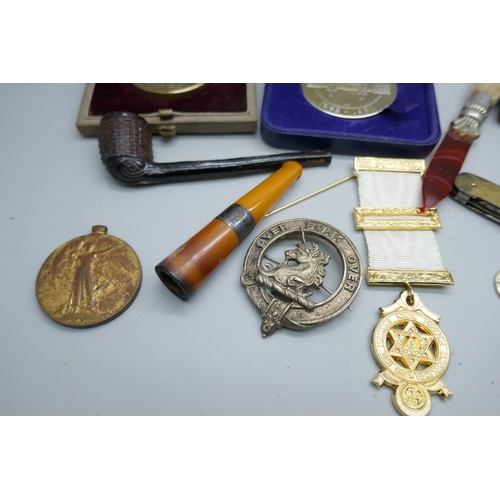 2190 - Assorted items; a World War I Victory medal to J. Martin FMN. M.F.A., cheroot holders including Vict... 