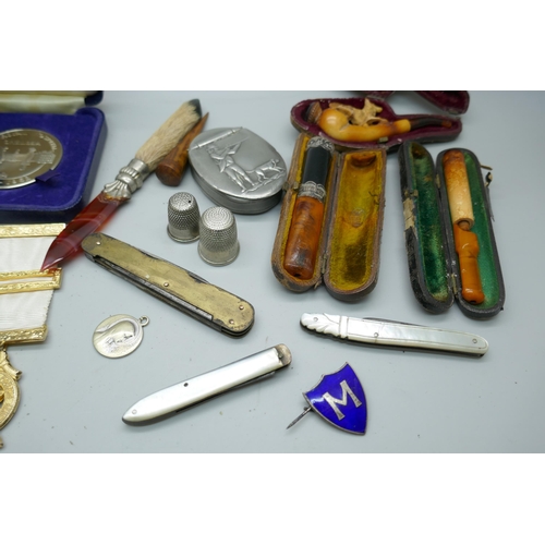 2190 - Assorted items; a World War I Victory medal to J. Martin FMN. M.F.A., cheroot holders including Vict... 