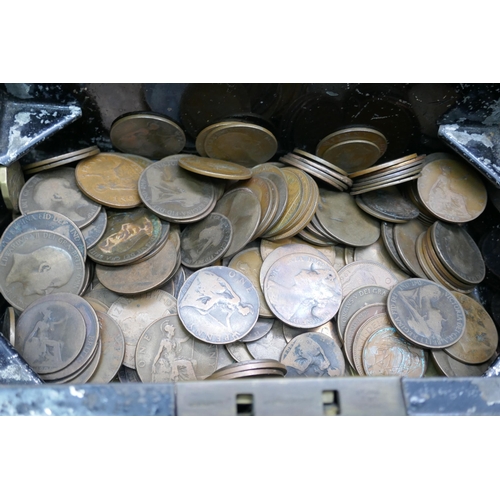 2196 - A collection of coins, mainly Victorian and Edwardian pennies