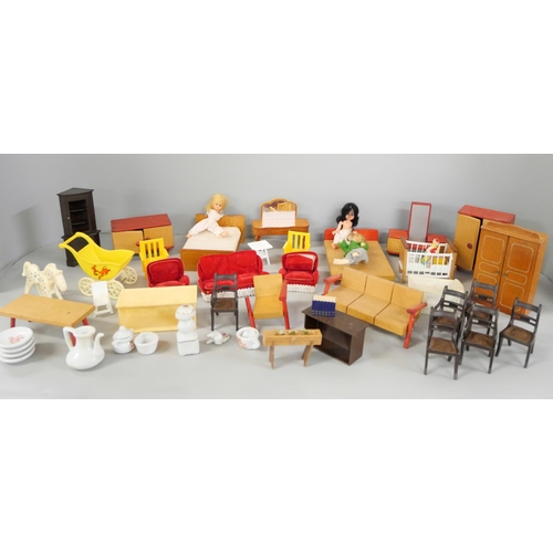 2247 - A collection of vintage dolls house furniture