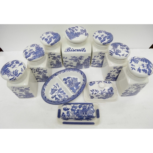 2286 - Five boxes of blue and white china with Willow pattern to include a set of large storage jars, plate... 