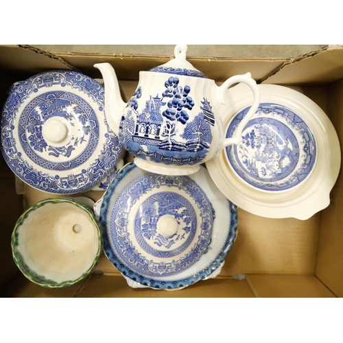 2286 - Five boxes of blue and white china with Willow pattern to include a set of large storage jars, plate... 