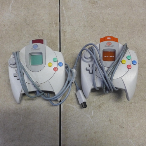 5105 - A quantity of retro games equipment including a Sega Dreamcast model HKT-3030 games console with 2 w... 