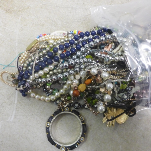 5139 - 2 bags of costume jewellery