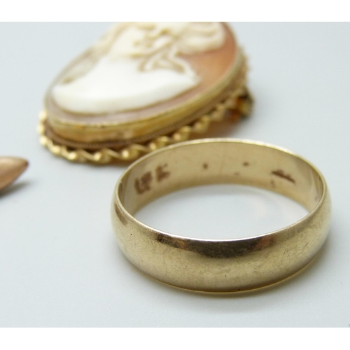 7003 - A 9ct gold wedding ring, 4.4g, Y, a 9ct gold mounted Cameo brooch/pendant, 7.7g, 3.8cm, and a single... 