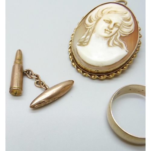 7003 - A 9ct gold wedding ring, 4.4g, Y, a 9ct gold mounted Cameo brooch/pendant, 7.7g, 3.8cm, and a single... 