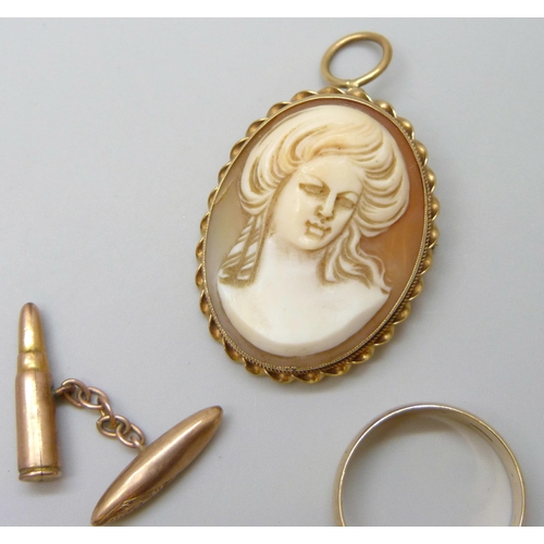 7003 - A 9ct gold wedding ring, 4.4g, Y, a 9ct gold mounted Cameo brooch/pendant, 7.7g, 3.8cm, and a single... 