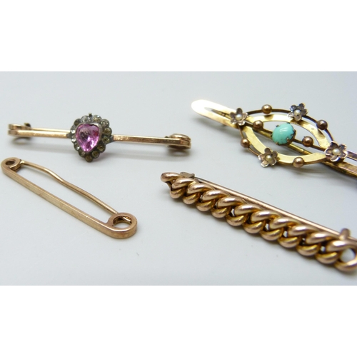 7004 - A 9ct gold chain link bar brooch, 2.4g, a 9ct gold seed pearl and turquoise bar brooch, 2.1g, a 9ct ... 