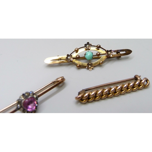 7004 - A 9ct gold chain link bar brooch, 2.4g, a 9ct gold seed pearl and turquoise bar brooch, 2.1g, a 9ct ... 