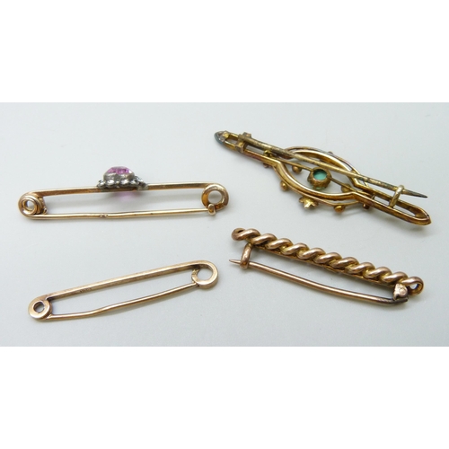 7004 - A 9ct gold chain link bar brooch, 2.4g, a 9ct gold seed pearl and turquoise bar brooch, 2.1g, a 9ct ... 