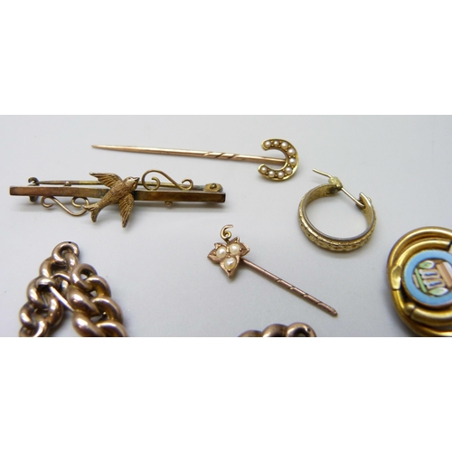 7005 - A 9ct gold bar brooch, a 9ct gold stick pin with horseshoe set with seed pearls, a 9ct gold stick pi... 