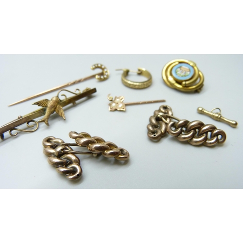 7005 - A 9ct gold bar brooch, a 9ct gold stick pin with horseshoe set with seed pearls, a 9ct gold stick pi... 