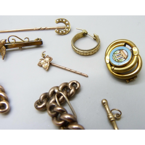 7005 - A 9ct gold bar brooch, a 9ct gold stick pin with horseshoe set with seed pearls, a 9ct gold stick pi... 