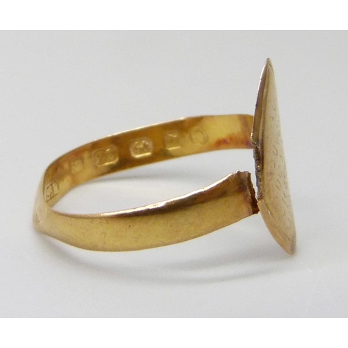 7014 - A 22ct gold ring with applied plaque inscribed 'Au souvenir de ma chère mère', a/f, 1.8g