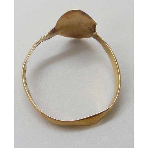 7014 - A 22ct gold ring with applied plaque inscribed 'Au souvenir de ma chère mère', a/f, 1.8g