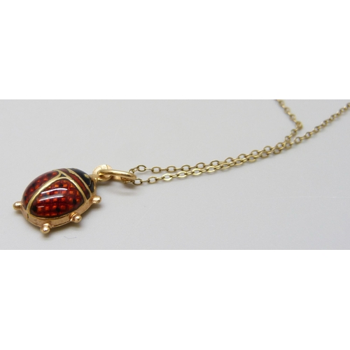 7015 - An 18ct gold & enamelled ladybird pendant, 1.5g, on a 9ct gold chain, 0.6g