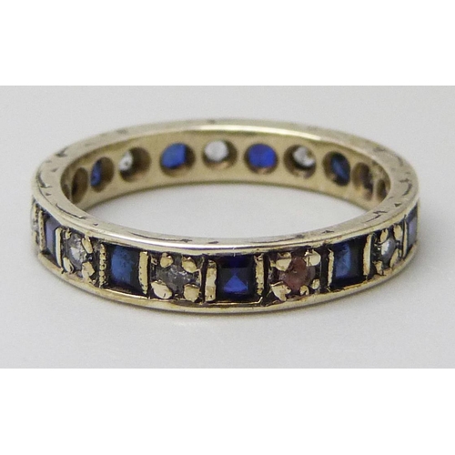 7021 - A 9ct gold, sapphire and spinel ring, 2.5g, M