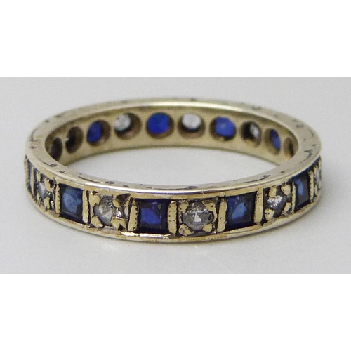 7021 - A 9ct gold, sapphire and spinel ring, 2.5g, M