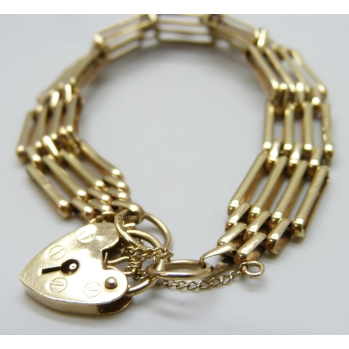 7028 - A 9ct gold gate bracelet, 13.9g, 1.1cm width