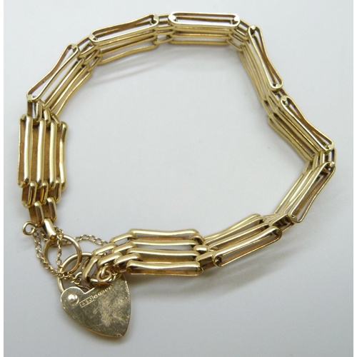 7028 - A 9ct gold gate bracelet, 13.9g, 1.1cm width