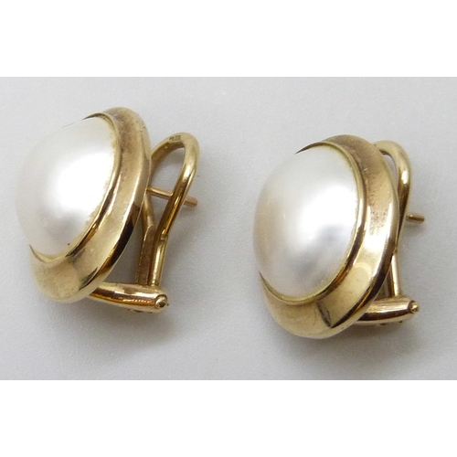 7035 - A pair of 9ct gold mounted mabe pearl earrings, 8g, 1.6cm