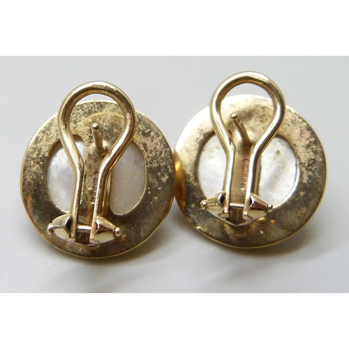 7035 - A pair of 9ct gold mounted mabe pearl earrings, 8g, 1.6cm