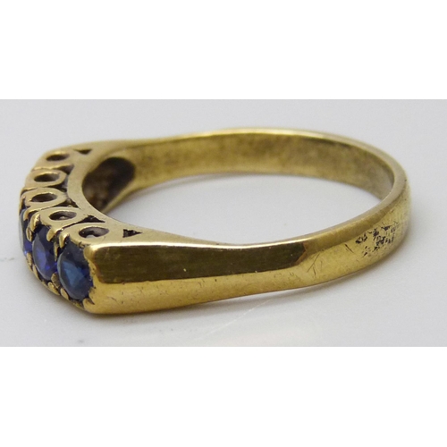 7039 - A silver gilt, five stone sapphire ring, P