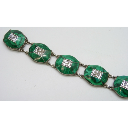 7047 - A white metal Scottish bracelet set with malachite, 35g, 17.3cm